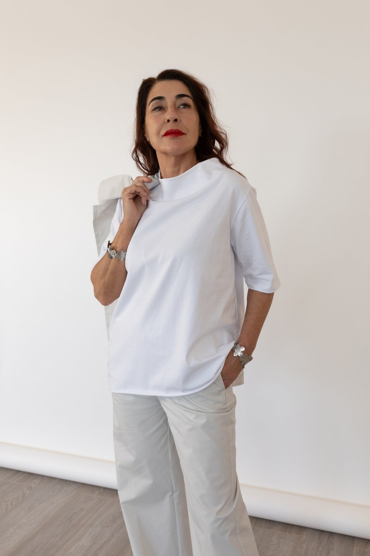 T-Shirt Scollo a Cratere in Cotone Elasticizzato – Made in Italy