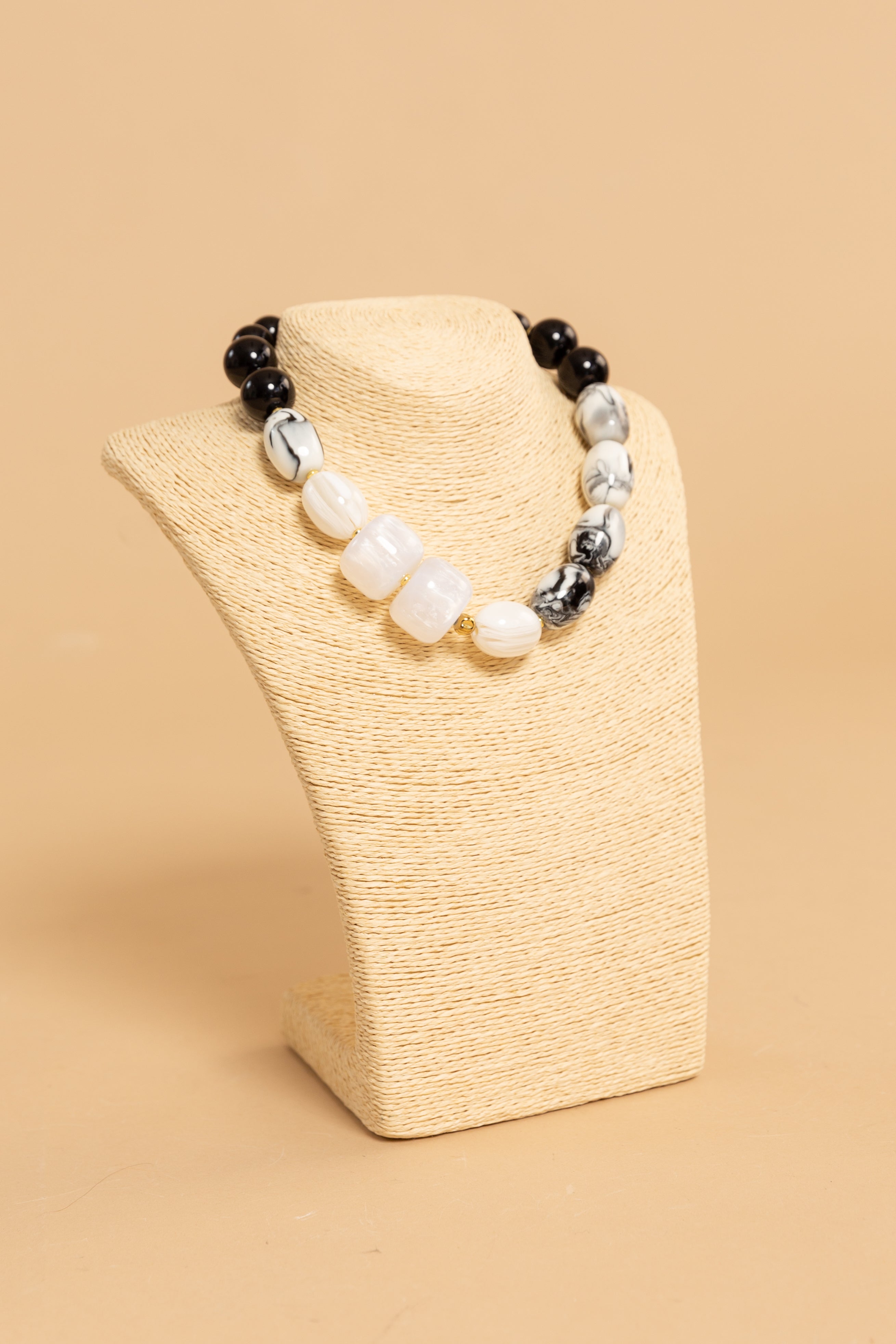 COLLIER IN RESINA BIANCA E NERA - GNGB
