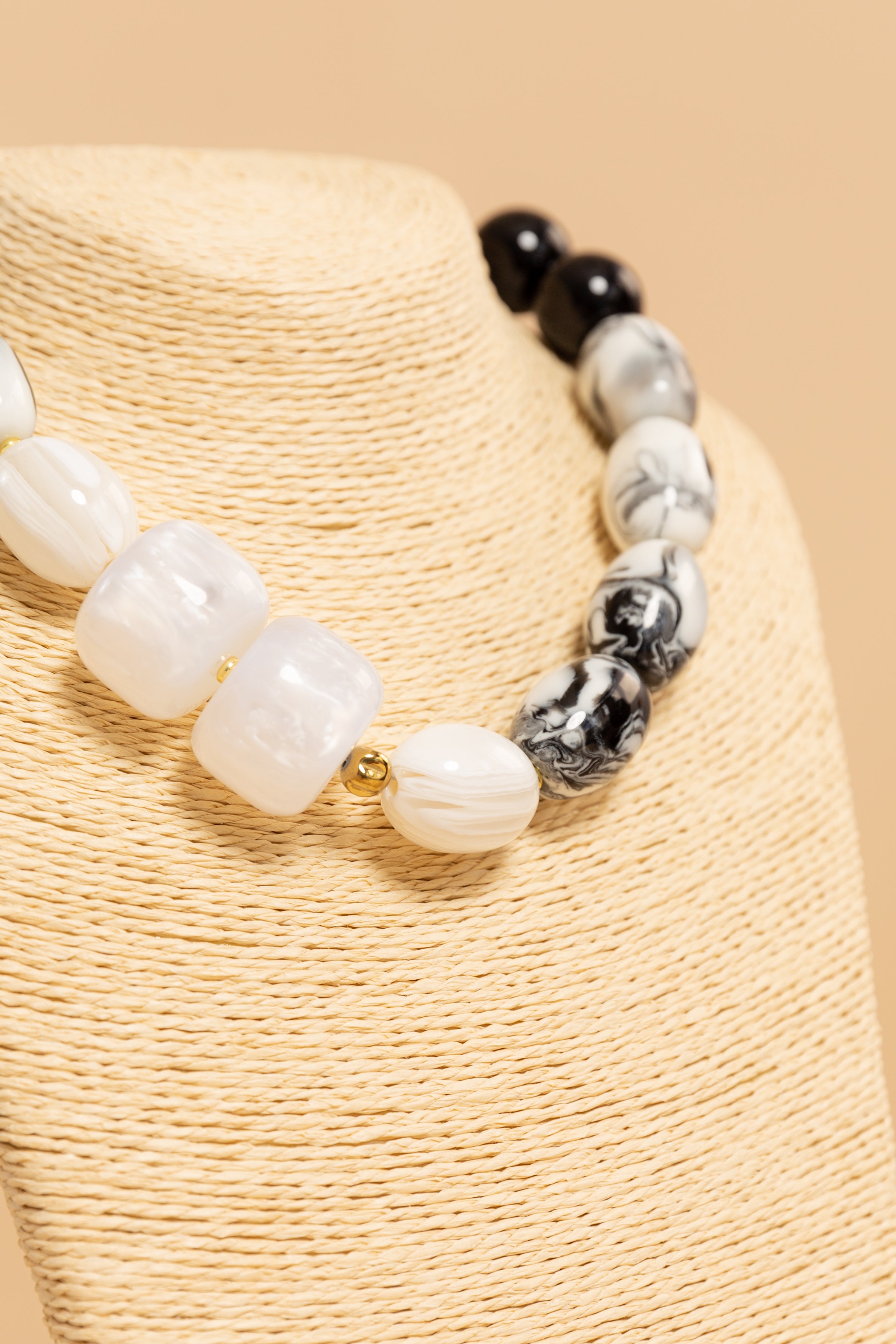 COLLIER IN RESINA BIANCA E NERA - GNGB