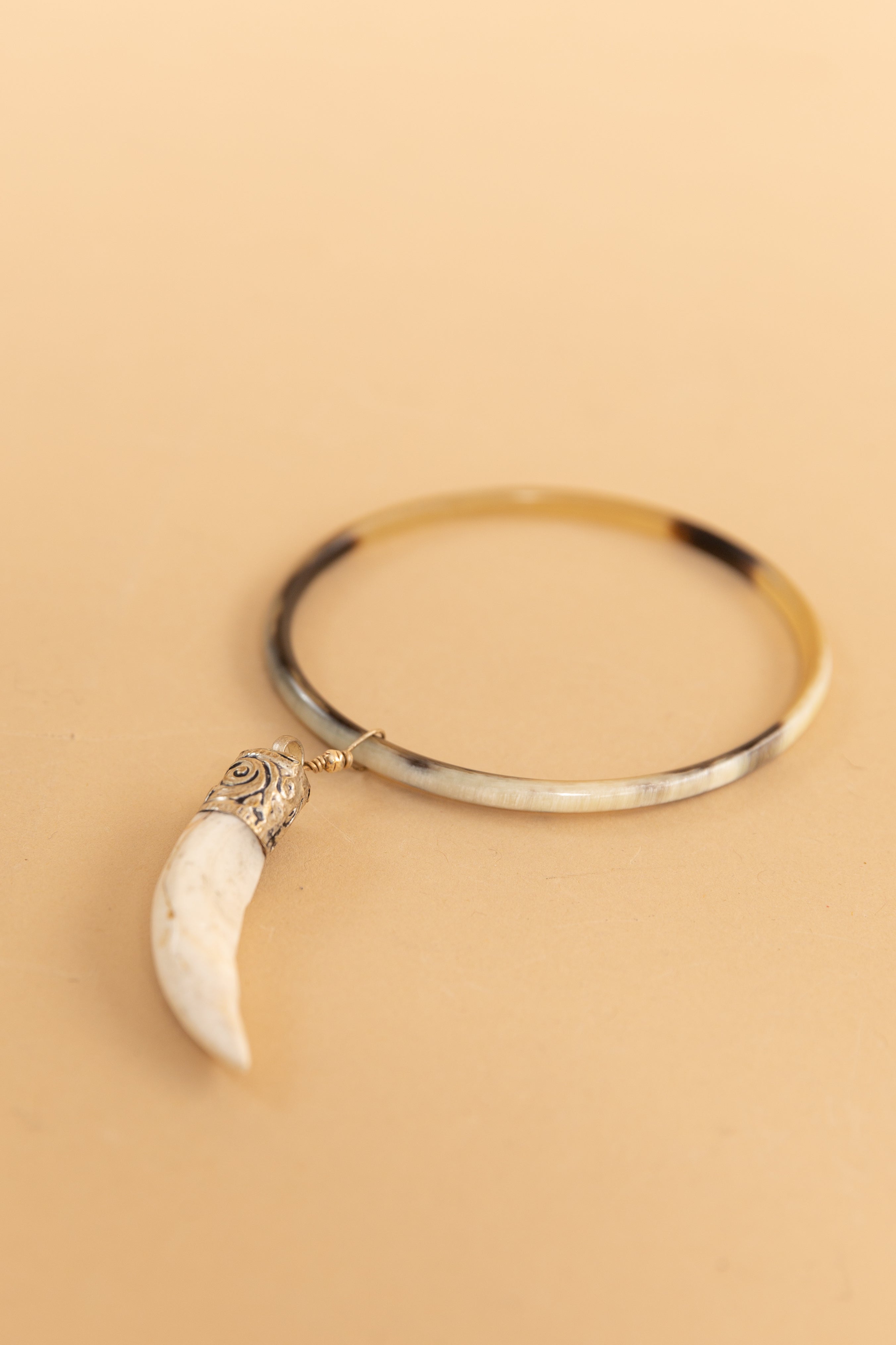 BRACCIALE CON PENDENTE CORNO ANTICO INDIANO - GNGB