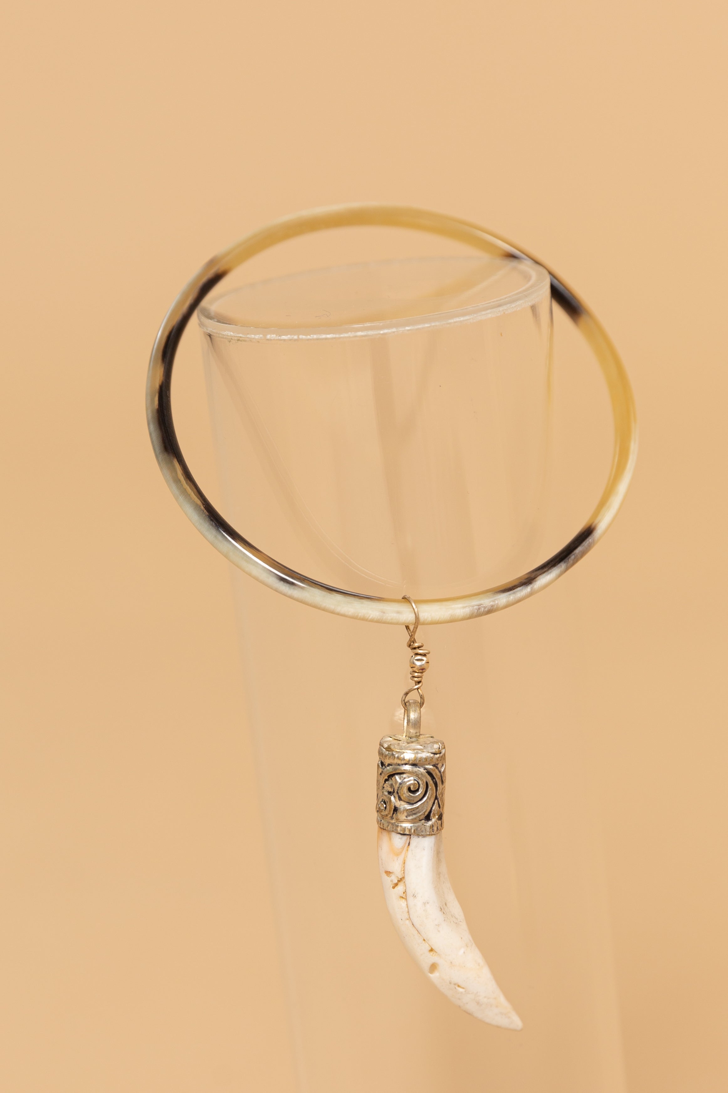 BRACCIALE CON PENDENTE CORNO ANTICO INDIANO - GNGB