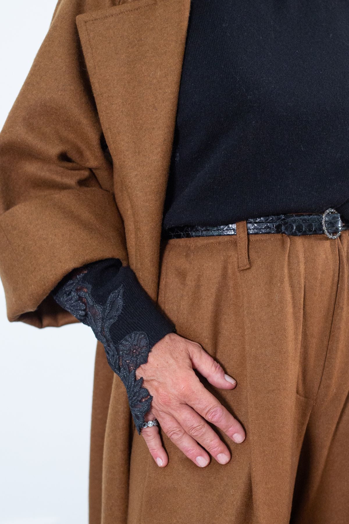 MAGLIA CON INSERTI PIZZO FAITH F5WG96 LIVIANA CONTI